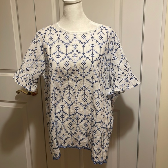 Kindred white and blue embroidered short sleeve top. EUC. Size L - Picture 5 of 5
